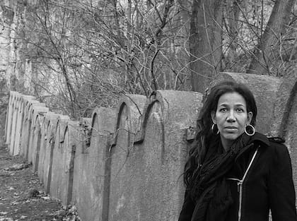 Jennifer Teege frente a los muros de un antiguo gueto judío