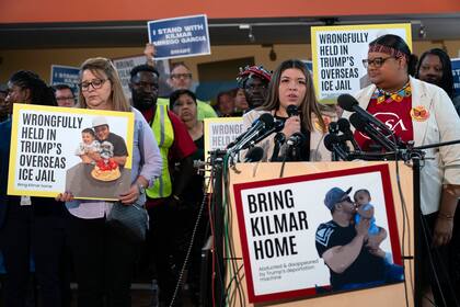 Jennifer Vasquez Sura, la esposa de Kilmar Ábrego García de Maryland, quien fue deportado por error de Estados Unidos a El Salvador, habla durante una conferencia de prensa en Hyattsville, Maryland, el viernes 4 de abril de 2025