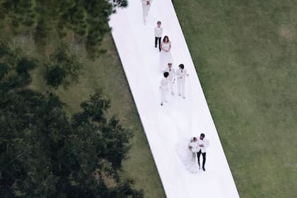 Jennifer y Ben caminan al altar, seguidos por el cortejo que formaron sus hijos. A casi veinte años de su compromiso, se casaron en esta casa como lo habían soñado en 2003.