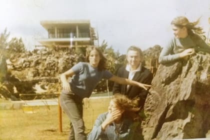 Jenny, junto a su padre y sus hermanas en Brasil, donde vivió toda su infancia, adolescencia y primera juventud.