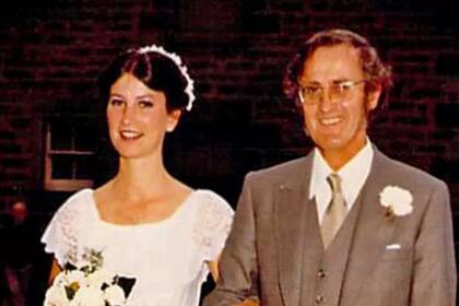 Jenny junto su padre Hamish Dawson, el día de su boda en 1980