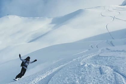 Jenny Somweber y una bajada solitaria, con nieve fresca y honda en el Cerro López