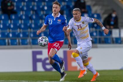 Jens Hofer, de Liechtenstein, lucha por la pelota con Norberto Briasco, con la camiseta N° 14 de Armenia; el delantero de Huracán fue titular en el partido correspondiente a las eliminatorias europeas para el Mundial de Qatar 2022 disputado en Vaduz, Liechtenstein
