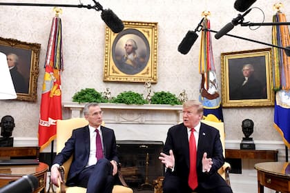 Jens Stoltenberg, secretario general de la OTAN, y el expresidente Donald Trump, en la Casa Blanca