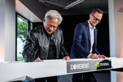 Jensen Huang, a la izquierda, presidente y director general de Nvidia, y Jim Anderson, director general de Coherent, firman una viga de construcción simbólica antes de la ceremonia de colocación de la primera piedra para la ampliación de la planta de manufactura de Coherent, el martes 16 de junio de 2026, en Sherman, Texas. (AP Foto/Jeffrey McWhorter)