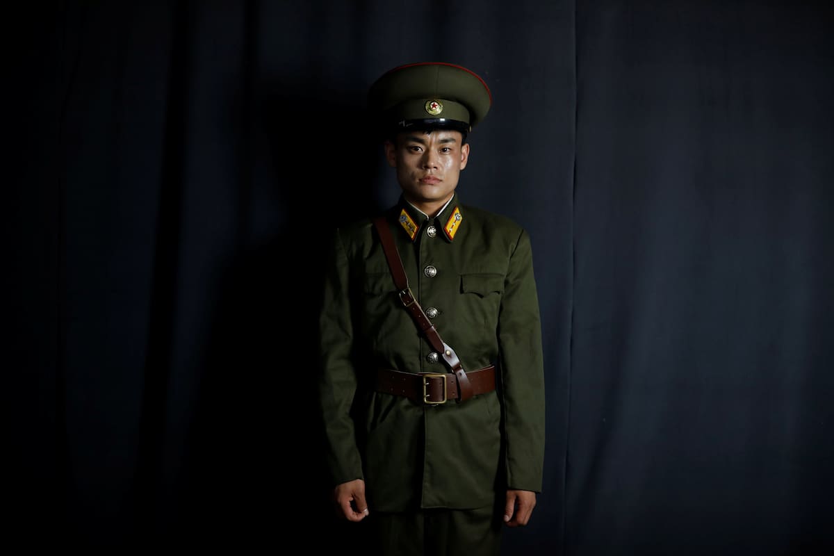 Jeong Min-woo, de 29 años, posa para una fotografía en Seúl, Corea del Sur, el 9 de agosto de 2017. Min-woo es de Hyesan, en la frontera con China. Era un oficial comisionado en el Ejército Popular de Corea, y se fue con su uniforme. La inteligencia de Corea del Sur lo confiscó, pero persuadió a sus