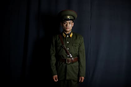 Jeong Min-woo, de 29 años, posa para una fotografía en Seúl, Corea del Sur, el 9 de agosto de 2017. Min-woo es de Hyesan, en la frontera con China. Era un oficial comisionado en el Ejército Popular de Corea, y se fue con su uniforme.