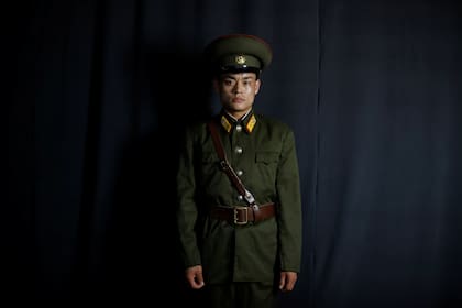 Jeong Min-woo, de 29 años, posa para una fotografía en Seúl, Corea del Sur, el 9 de agosto de 2017. Min-woo es de Hyesan, en la frontera con China. Era un oficial comisionado en el Ejército Popular de Corea, y se fue con su uniforme. La inteligencia de Corea del Sur lo confiscó, pero persuadió a sus