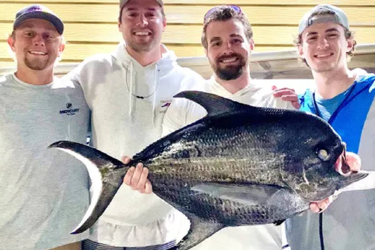 Jeremiah Elliot, de Carolina del Norte, muestra el ejemplar por el cual tiene previsto solicitar un nuevo récord mundial de la Asociación Internacional de Caza y Pesca