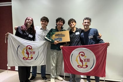 Jeremías Brandon, Ian Consiglio, Juana Fiorini, Franco Guzmán y Mauro La Micela son estudiantes de 6to año de la escuela técnica León XIII, y ganaron un premio por diseñar un robot emocional para niños