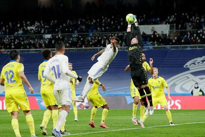 Jeremías Ledesma atrapa el balón en las alturas. El argentino fue la figura de Cádiz en el empate ante Real Madrid