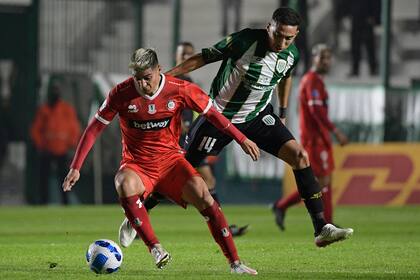Jeremías Perales busca, pero la pelota se la llevará William Alarcón