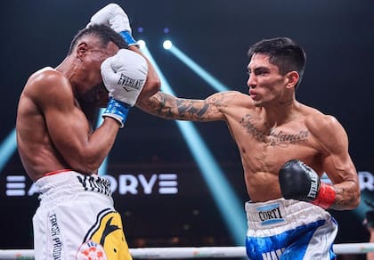 Jeremías Ponce, en su combate mundialista frente a Subriel Matías