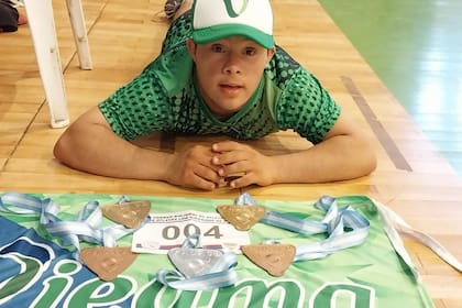 Jeremías practica lanzamiento de bala, de disco, de jabalina y corre los 100 metros