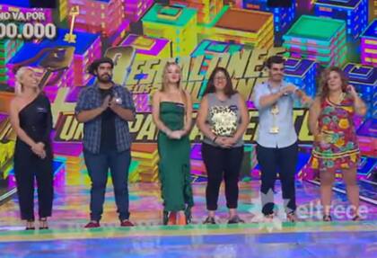 Jeremías (segundo de izquierda a derecha) participó de Los 8 escalones y sorprendió a Guido Kaczka al contar que llegó haciendo dedo (Foto: Captura de TV / eltrece)