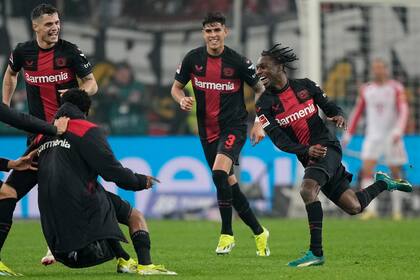 Jeremie Frimpong celebra tras anotar el tercer gol con una corrida y una gran resolución en un contragolpe, aprovechando una incursión del arquero Manuel Neuer para cabecear en un córner.