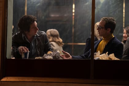 Jeremy Allen White como Bruce Springsteen y Jeremy Strong en el rol de Jon Landau