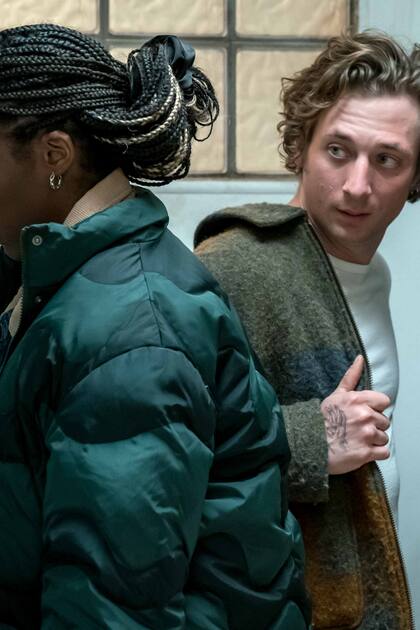 Jeremy Allen White y Ayo Edebiri durante el primer episodio de la segunda temporada de El Oso, una de las series más nominadas