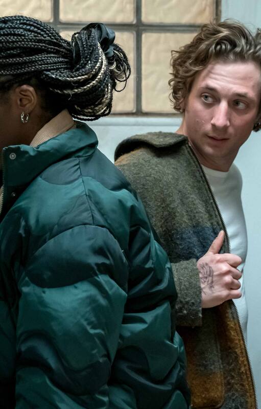 Jeremy Allen White y Ayo Edebiri durante el primer episodio de la segunda temporada de El Oso, una de las series más nominadas