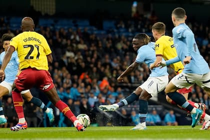 Jeremy Doku del Manchester City marca un gol ante Watford en la Copa de la Liga inglesa, el martes 24 de septiembre de 2024, en Manchester. (AP Photo/Dave Thompson)