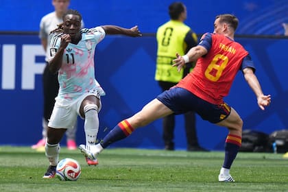 Jeremy Doku encara a Fabian Ruiz