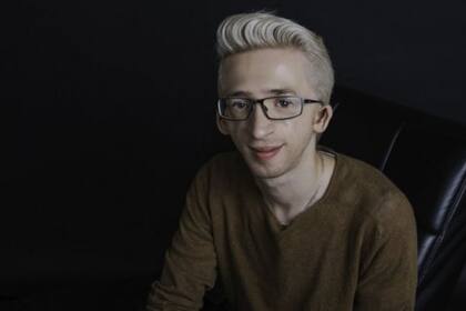 Jeremy Gabriel nació con el síndrome de Treacher Collins, un trastorno genético que puede afectar la estructura ósea facial. A él también le provocó sordera