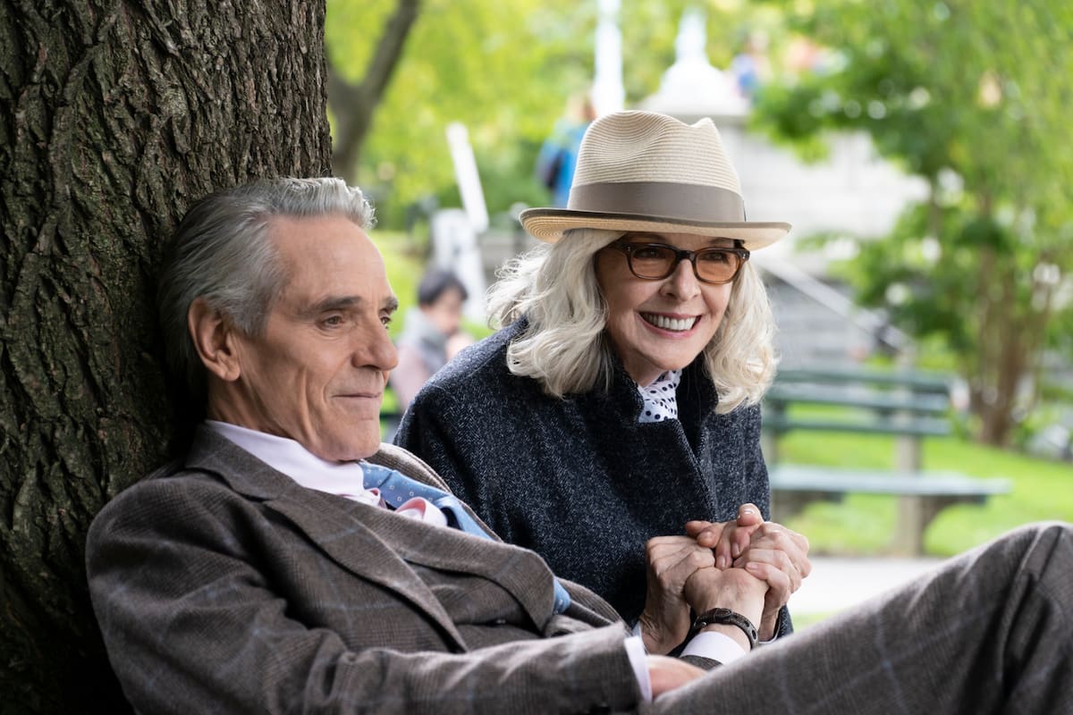 Jeremy Irons es un wedding planner muy estricto que se enamora tras una cita a ciegas con el personaje de Diane Keaton en Amor, Bodas y otros desastres