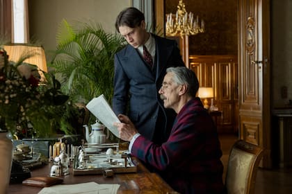 Jeremy Irons se luce como el premier Neville Chamberlain durante la firma del tratado de paz con Hitler en las vísperas de la Segunda Guerra Mundial.