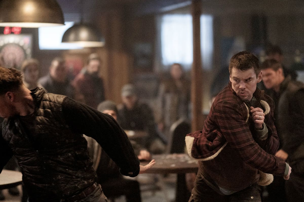 Jeremy Irvine interpreta a un agente que es parte de una nueva generación de asesinos casi imparables de la agencia que creó al famoso Jason Bourne
