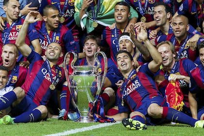 Jeremy Mathieu (izquierda abajo) junto a Javier Mascherano, Lionel Messi, Neymar, Luis Suárez, Ivan Rakitic, Sergio Busquets, Dani Alves, entre otros compañeros del último Barcelona campeón de Champions
with Champions League trophy during the UEFA Champions League final match between Barcelona and Juventus on June 6, 2015 at the Olympic stadium in Berlin, Germany.(Photo by VI Images via Getty Images)
