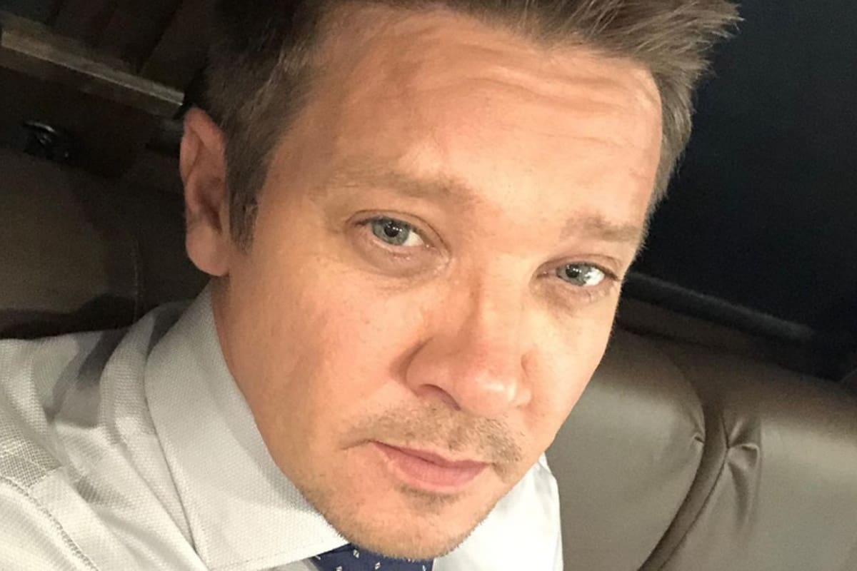 Jeremy Renner evoluciona favorablemente en su recuperación tras sufrir un accidente con una máquina quitanieve