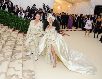 Jeremy Scott y Cardi B en la MET Gala de 2018
