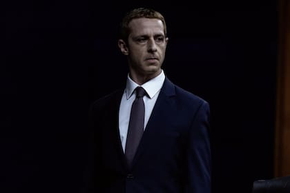 Jeremy Strong en la piel de Mark Zuckerberg