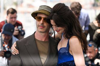 Jeremy Strong y Anne Hathaway en su llegada al Festival de Cannes