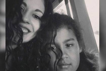 Jermaine Cools, de 14 años, junto a su madre Lorraine, fue asesinada con un arma cortante el año pasado en Londres.
