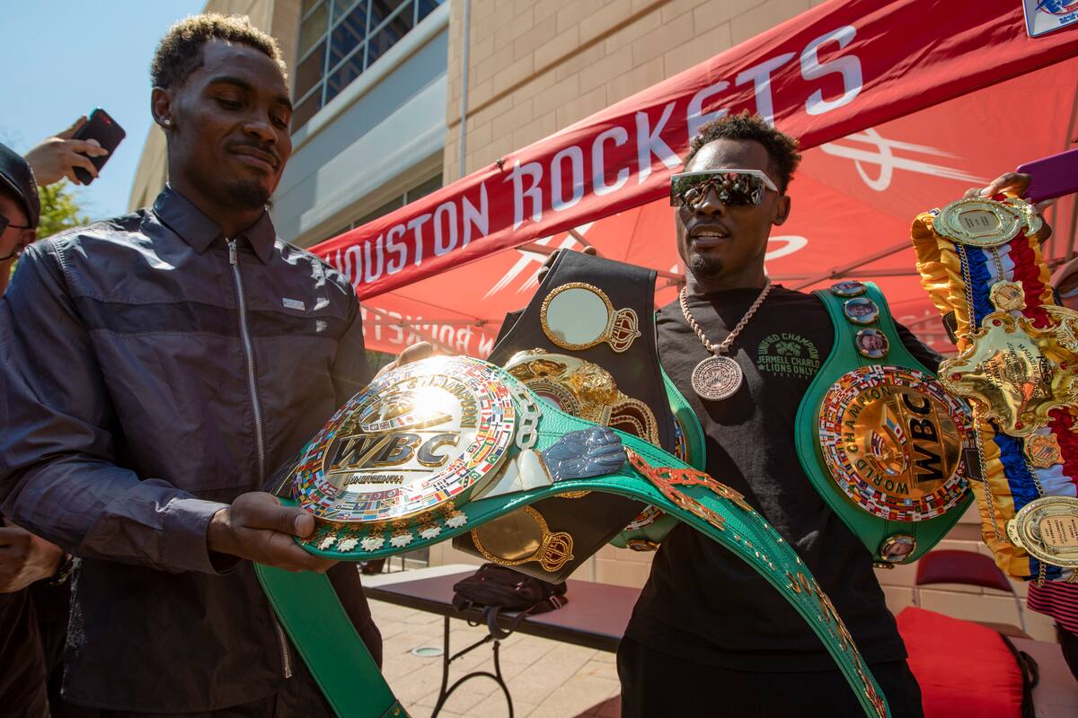 Jermell Charlo muestra sus cuatro cinturones; a los 31 años, con 34 éxitos (18 KO) y un revés, se enfrentará con el argentino Brian Castagno en Texas.
