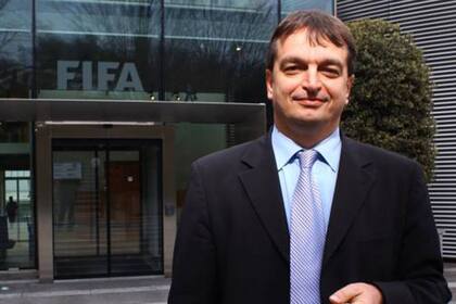 Jerome Champagne también formalizó su candidatura para la FIFA
