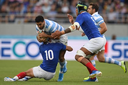 Jerónimo de la Fuente intenta un avance ante al tackle de Romain Ntamack.