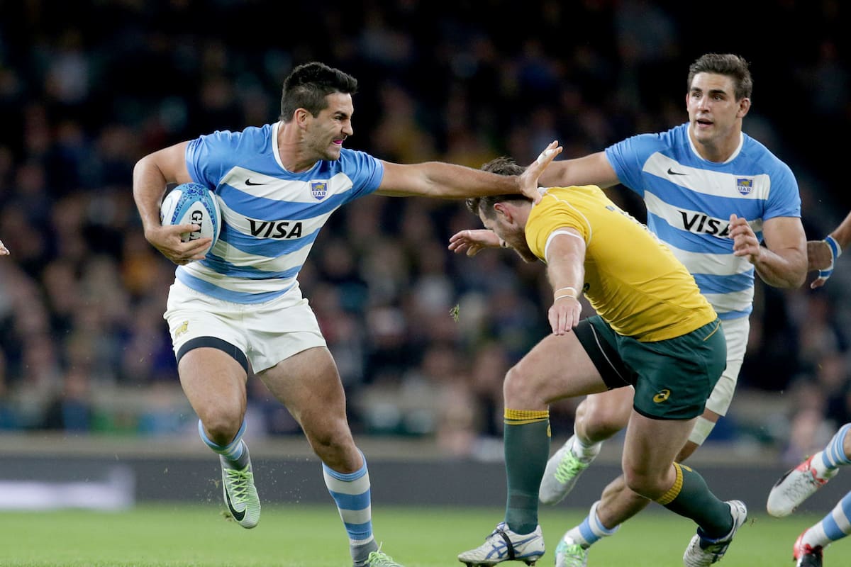 Jerónimo de la Fuente le aplica un hand-off a Bernard Foley, apertura australiano. Fue en el Rugby Championship 2016, la primera vez que los Pumas hicieron de locales en Twickenham