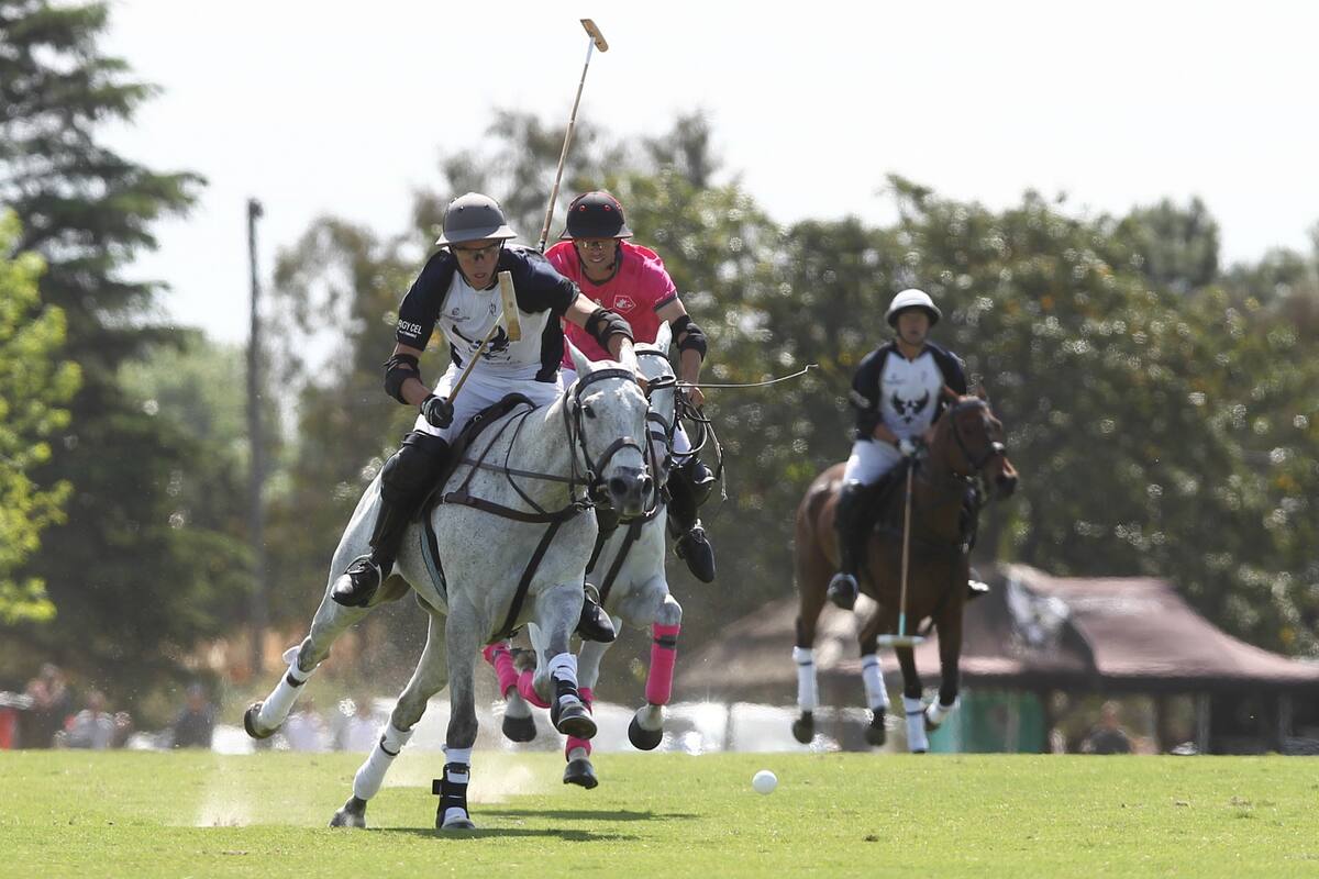 Jerónimo del Carril, de La Ensenada, se le escapa a Clemente Zavaleta (h.)