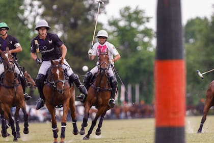 Jerónimo del Carril encara hacia el arco de UAE y la bocha vuela entre el back de La Ensenada y Pablo Pieres; seis goles (cuatro penales) anotó el número 4 en la sorpresa de la zona B del Abierto de Tortugas.