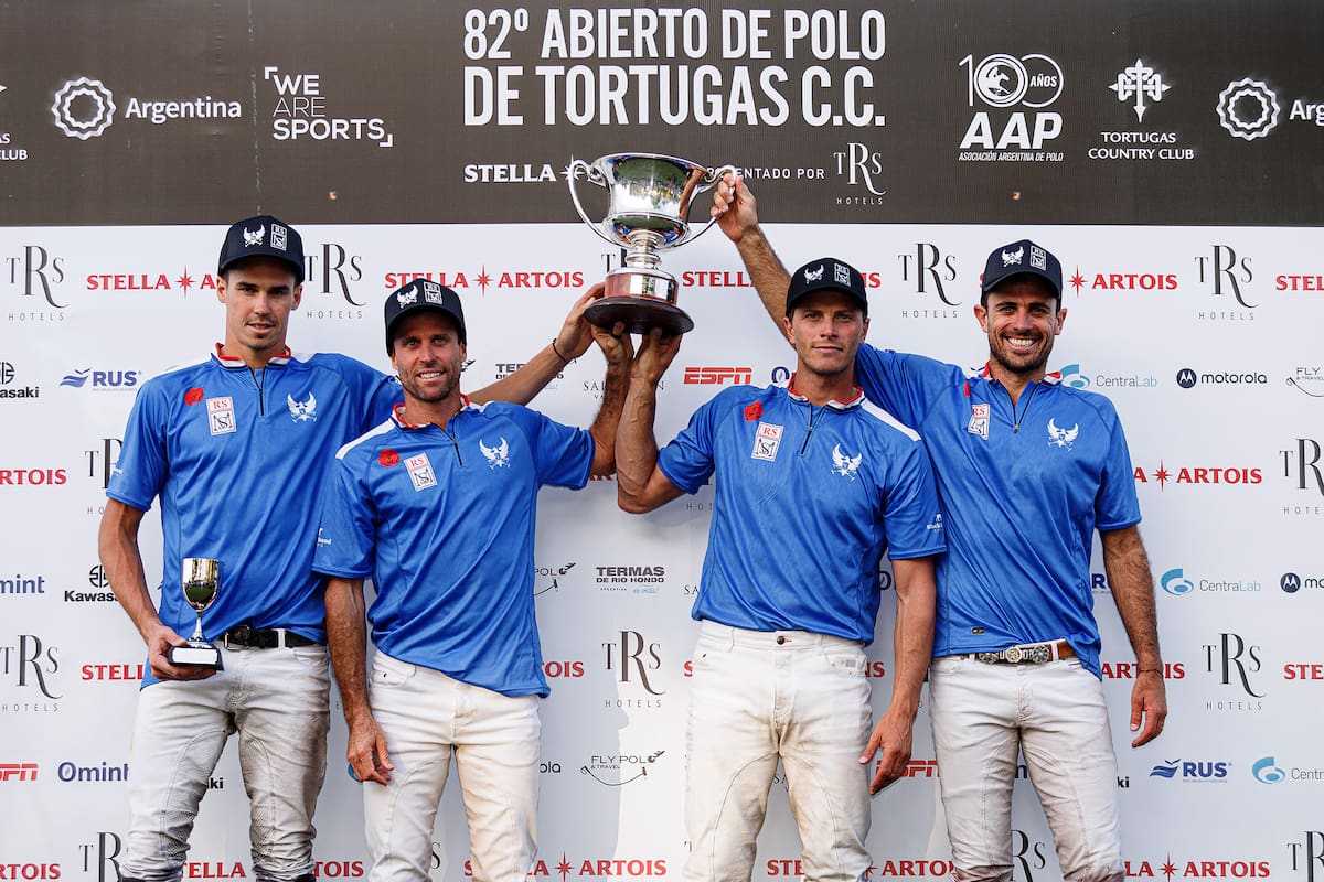 Jerónimo Del Carril, Guillermo Caset, Alfredo Bigatti y Facundo Sola se sacaron la primera foto de podio en la Triple Corona de 2022; La Ensenada, esta vez en combinación con RS Murus Sanctus, ganó por tercer año seguido la copa subsidiaria Sarmiento en el Abierto de Tortugas.