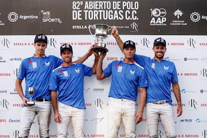 Jerónimo Del Carril, Guillermo Caset, Alfredo Bigatti y Facundo Sola se sacaron la primera foto de podio en la Triple Corona de 2022; La Ensenada, esta vez en combinación con RS Murus Sanctus, ganó por tercer año seguido la copa subsidiaria Sarmiento en el Abierto de Tortugas.