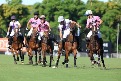 Jerónimo del Carril transporta; detrás, Rufino Bensadón, Facundo Pieres, Antonio Heguy (gris) y a la derecha, Cruz Heguy.