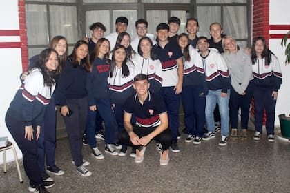 Jerónimo Dómina (17 años) con sus compañeros de colegio, el día después de hacer su primer gol con la camiseta de Unión