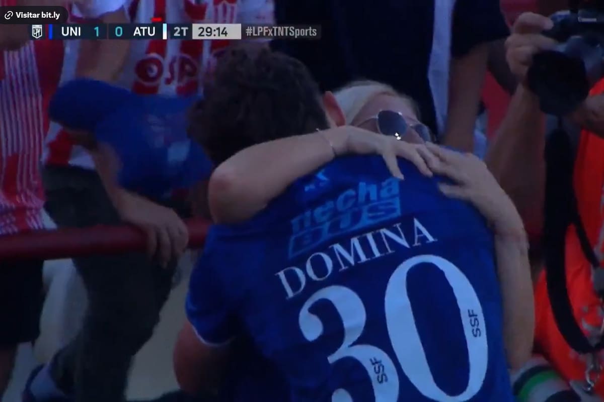 Jerónimo Dómina y el emocionado abrazo con su mamá luego de convertirle el gol para Unión ante Atlético Tucumán