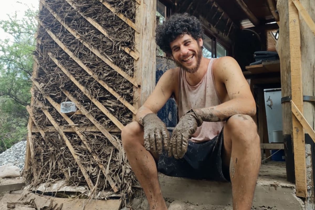 Jerónimo, el hijo de Julián Weich que se alejó de los lujos y construyó su propia casa sustentable en Córdoba