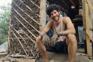 Jerónimo, el hijo de Julián Weich que se alejó de los lujos y construyó su propia casa hippie en Córdoba