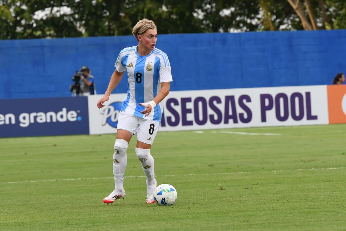 Jerónimo Gómez Mattar fue titular en el debut frente a Chile; el mediocampista de Newell's tuvo un fuerte golpe apenas comenzado el partido
