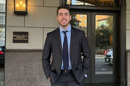 Jerónimo Moyano, el hijo menor y el secretario privado del jefe del sindicato de camioneros, fue invitado como "observador" de las elección de Estados Unidos por una fundación vinculada a la embajada